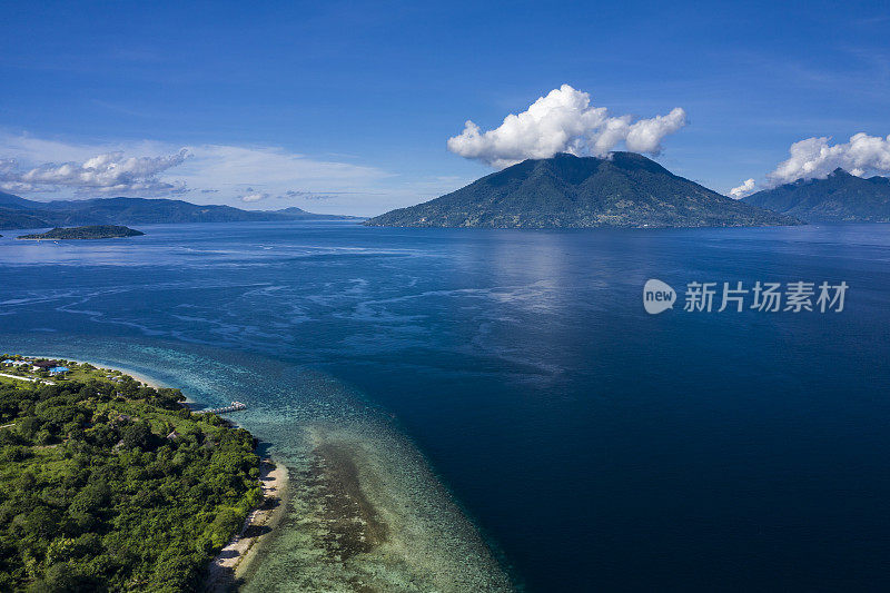 印尼阿洛岛海岸线的鸟瞰图