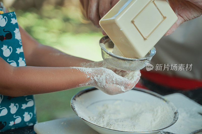 母亲和女儿一起做饭