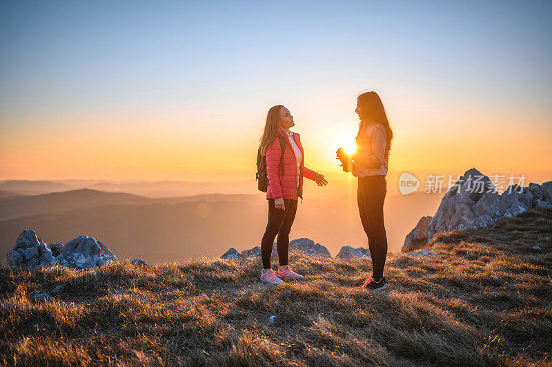 徒步登山的白人和印度女性