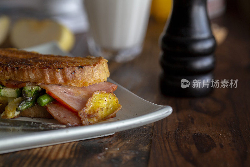 自制早餐:夹有鸡蛋、芦笋和火腿的烤三明治