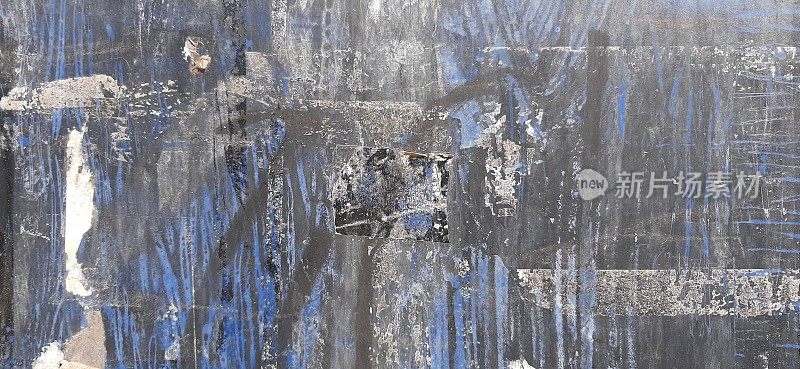 在蓝色金属表面喷上黑色油漆，涂上磨损的金属纹理背景，磨损的金属，背景材料