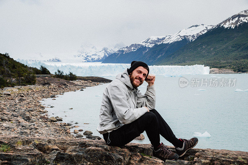 一个年轻人正在洛斯冰川国家公园看莫雷诺冰川