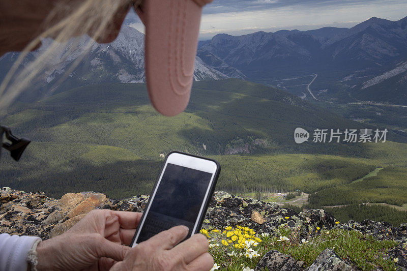 春天，女徒步旅行者在山脊上休息