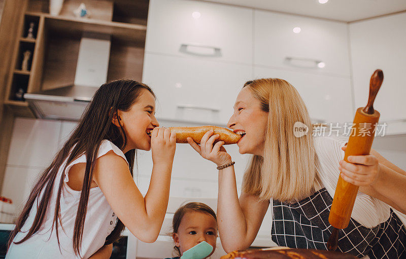 妈妈和女儿在厨房做饼干