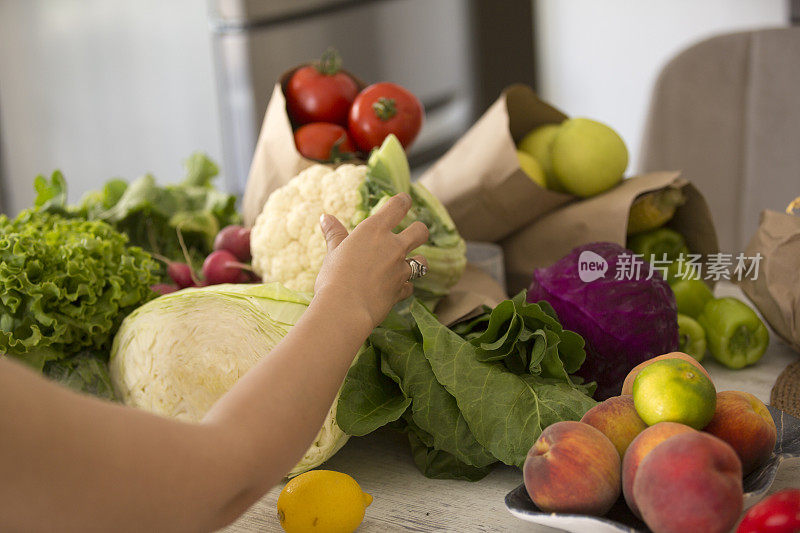 年轻女子在厨房取出健康食品