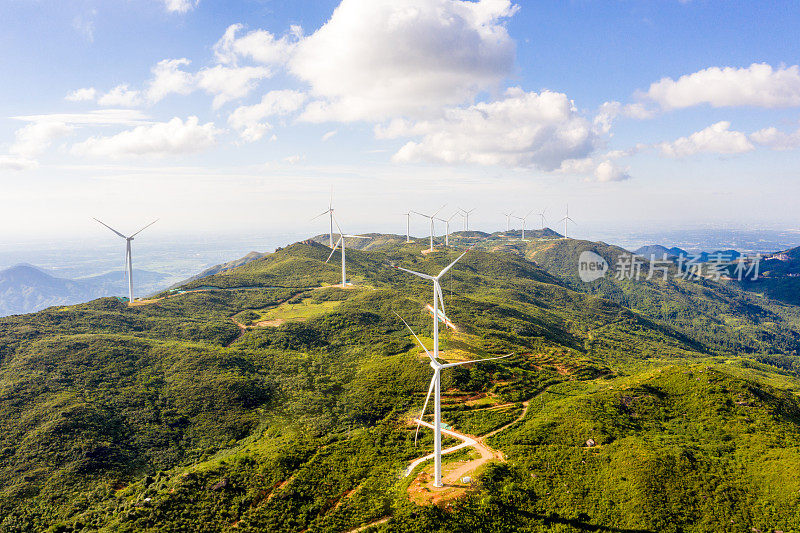 山脊的风场。高角度航空摄影。