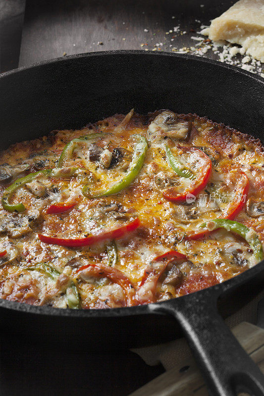 芝士炸皮煎锅披萨(不生面团)配辣香肠，蘑菇和胡椒