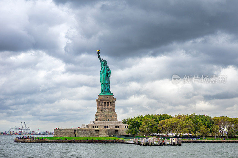 美国纽约的自由女神像。带有复制空间的Cloudscape背景