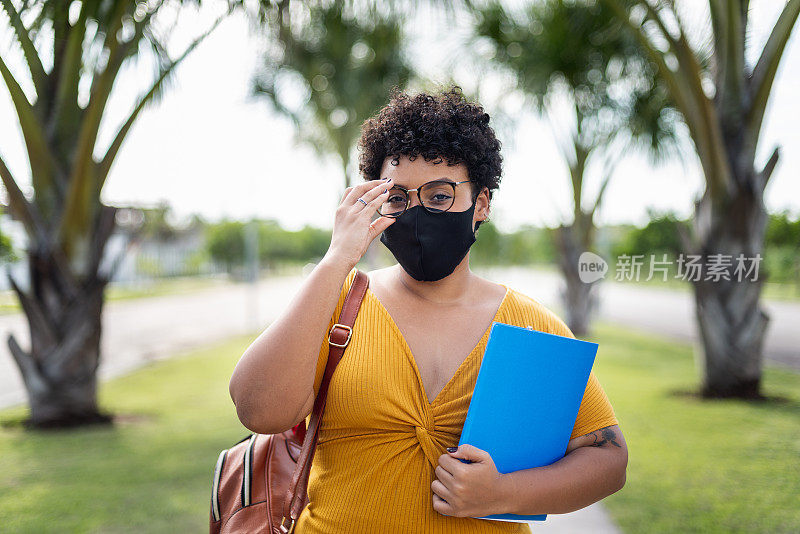 戴着防护面罩的年轻女子