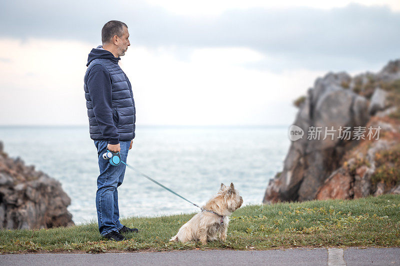 在海边漫步