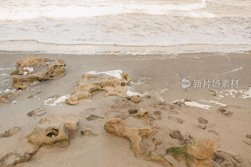 海泡沫和沙滩日落在朱庇特，佛罗里达