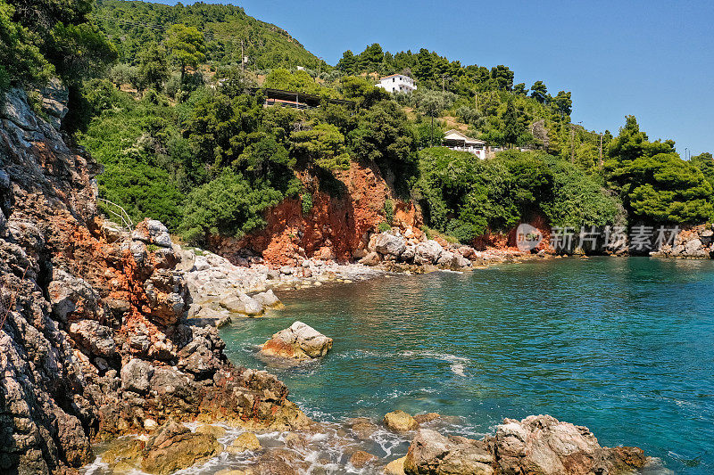 希腊岛屿的原始海湾景色。