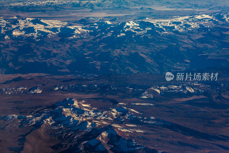 鸟瞰冰雪覆盖的秘鲁安第斯山脉和火山，引人注目的秘鲁风景