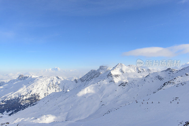 法国阿尔卑斯山的冬季全景在雪山高处