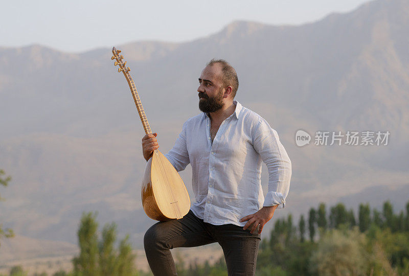 一个土耳其人在演奏土耳其的一种乐器