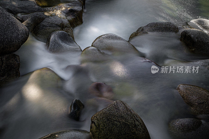 河水在卵石上流淌，长时间暴露