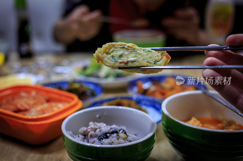 韩国食物鸡蛋和米饭等配菜