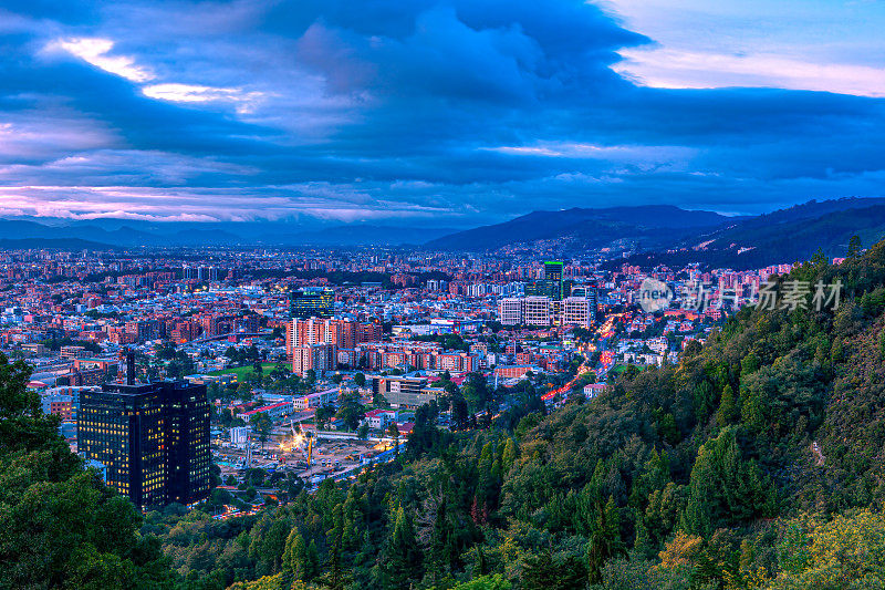 波哥大，哥伦比亚-高角度全景首都北部城市从拉卡莱拉看安第斯山脉。