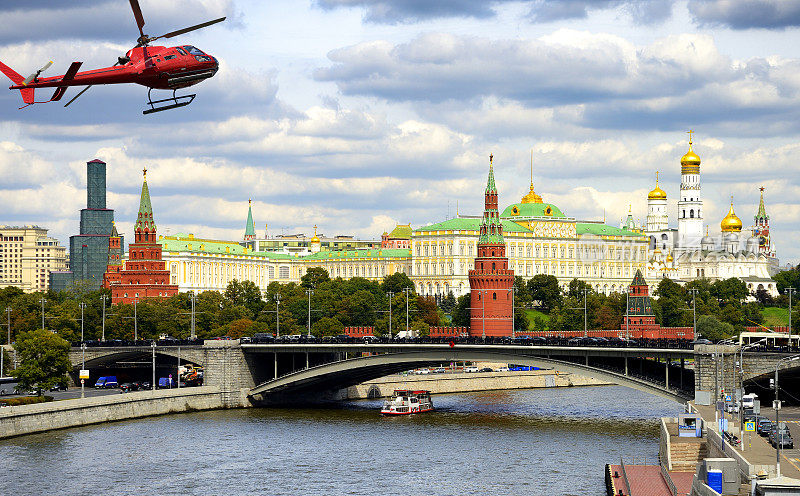 乘坐直升机游览莫斯科河。