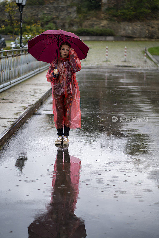 可悲的少女在雨天