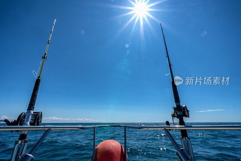 海洋捕鱼卷轴上的一艘船在海洋准备捕捉大型海洋鱼