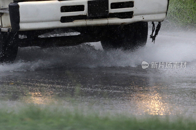 雨水溅