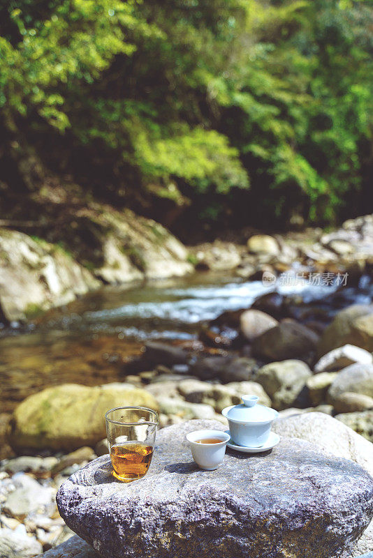 户外野餐茶，山泉水