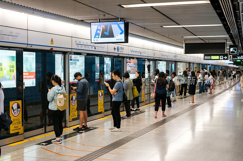 在香港地铁站等车的人
