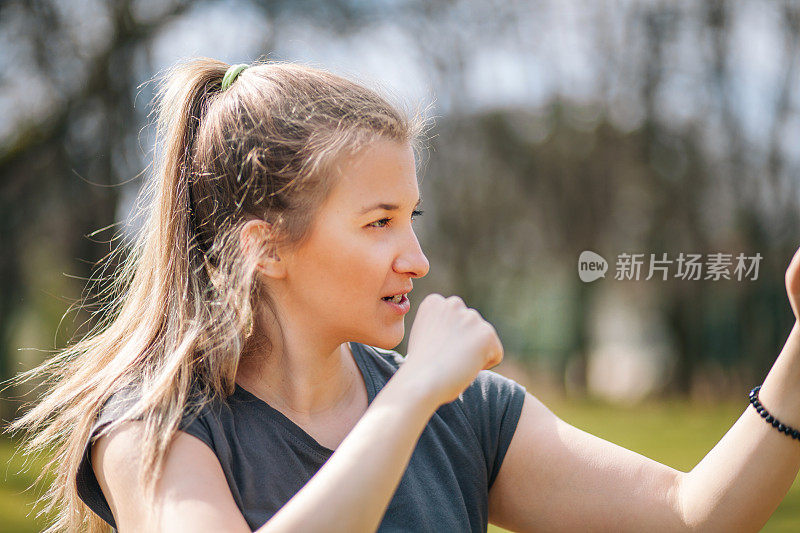 一个年轻女子在户外练习拳击