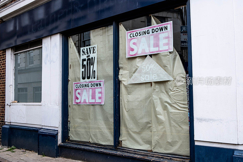 一家失败的零售企业橱窗里的关闭销售标志