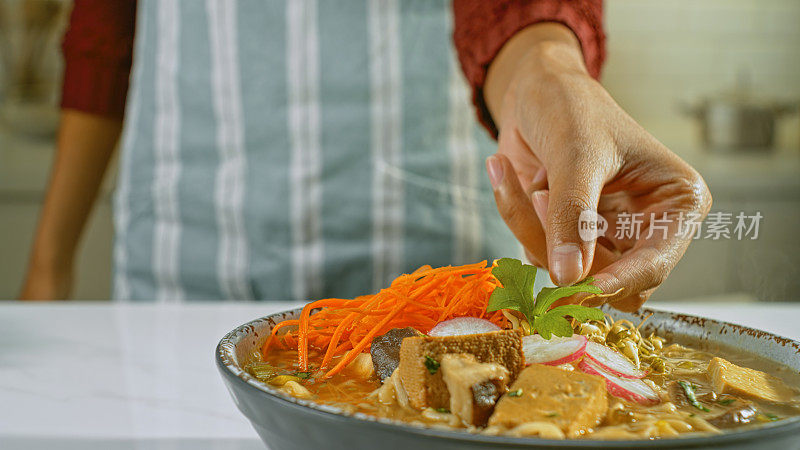 在素食拉面汤中加入香菜