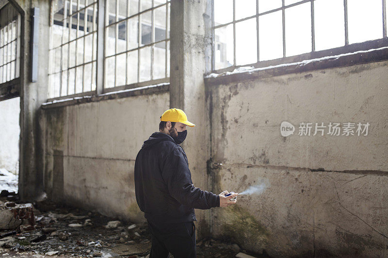 街头艺术家在涂鸦