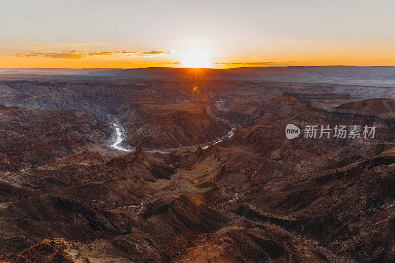 在纳米比亚风景优美的鱼河峡谷上观看夏天的日落