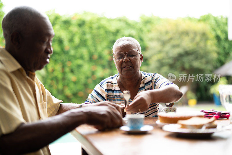 老夫妇在家里一起吃早餐