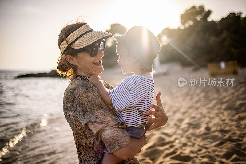 小男孩和妈妈在海滩上