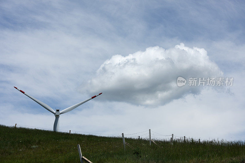 草原上的风电设备和天上的白云