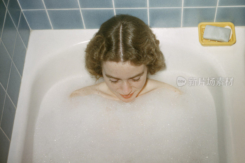 一个年轻女子在上面洗泡泡浴