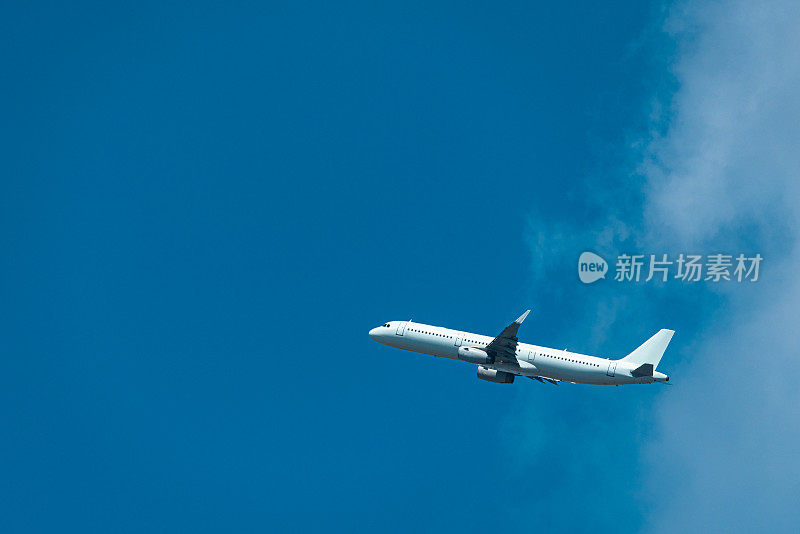 空中客车A321客机飞过云层