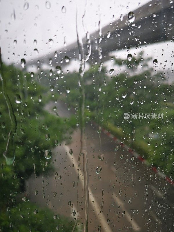 雨点在窗户与道路背景