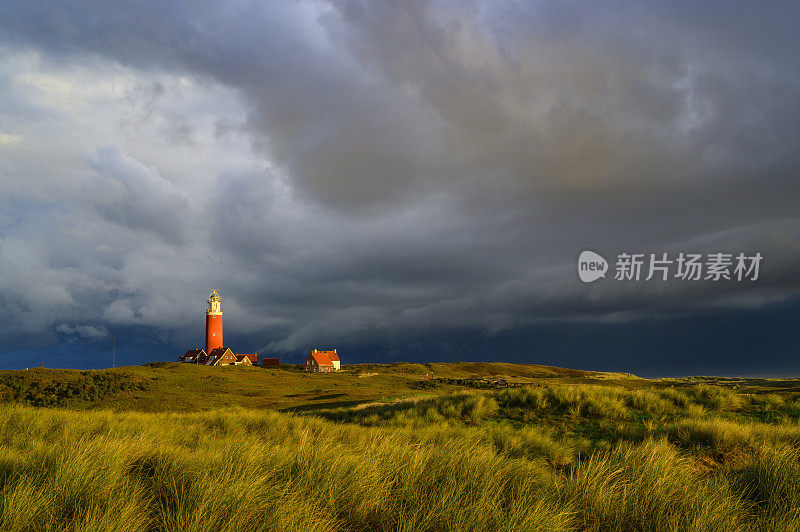 在一个风雨交加的秋夜，沙丘上的Texel灯塔