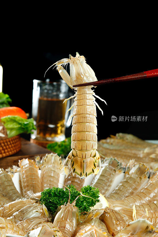 筷子上夹着青岛皮皮虾