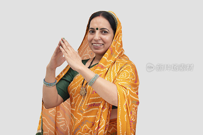 印度妇女的肖像在纱丽站在孤立的白色背景照片