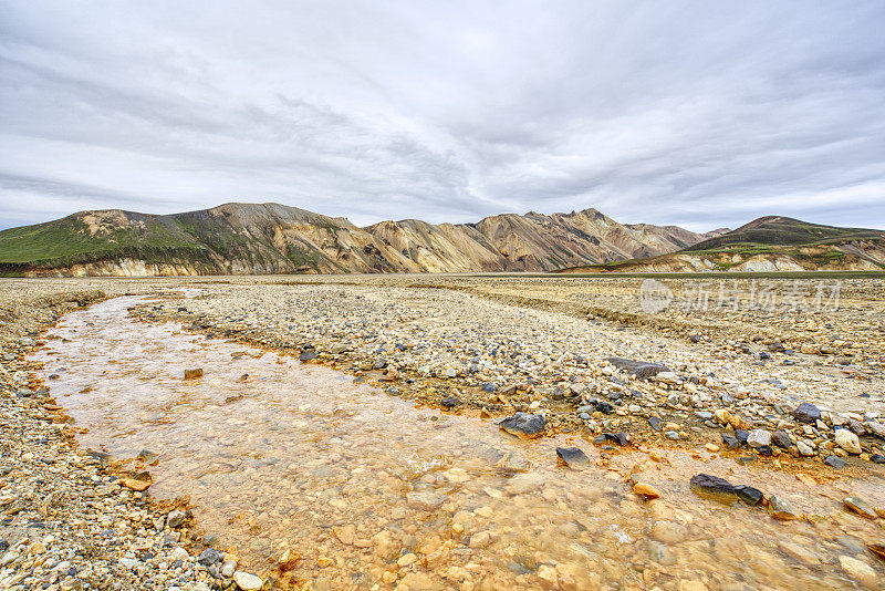 欧洲美丽独特的岛国冰岛的高地上的Landmannalaugar的令人叹为观止的彩色山丘