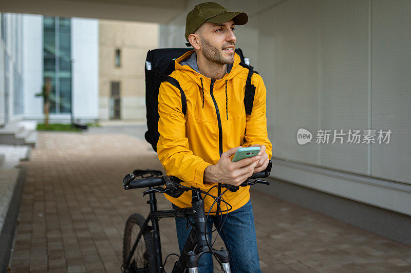 送外卖的人正在用手机找正确的地址