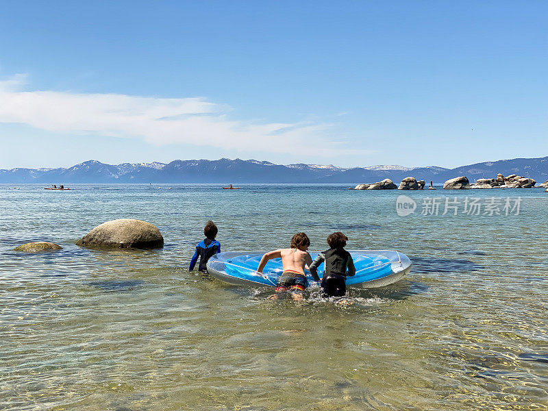 一家人在加州的太浩湖游玩