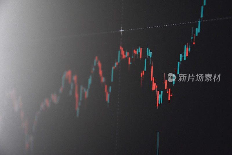 电脑显示器上的加密货币和股票市场投资数据图表