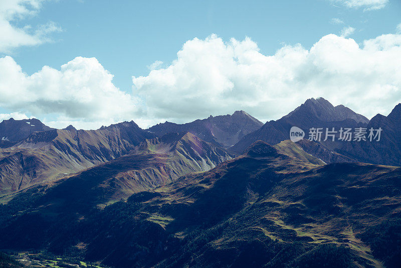 陡峭的山边。雄伟的阿尔卑斯山峰