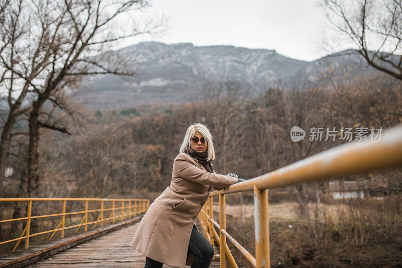 年轻的金发女郎在大自然中的肖像