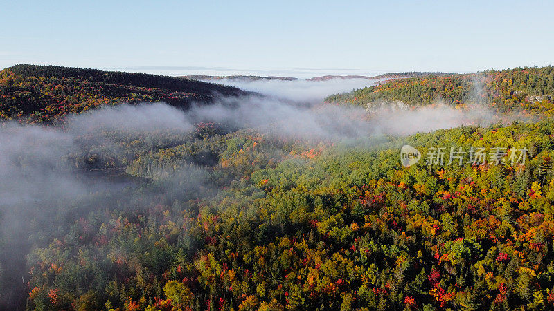 美丽的日出与雾在秋天翻滚在山上，Québec，加拿大