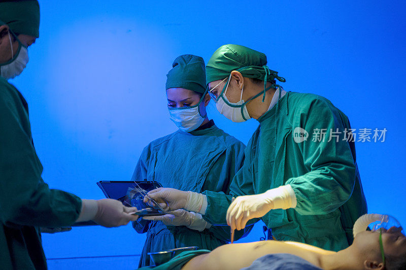 医生在手术室给病人做手术。
